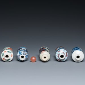 Vijf Chinese famille verte, blauw-witte en koperrode snuifflessen, 19/20e eeuw — foto 6