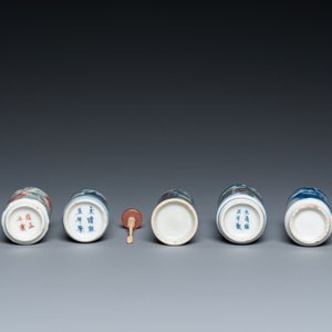 Vijf Chinese famille verte, blauw-witte en koperrode snuifflessen, 19/20e eeuw — foto 7