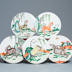 Vijf Chinese famille verte plaquettes met paarden, 19e eeuw — foto 1