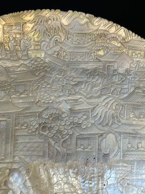 Vijf Chinese gestoken parelmoeren schelpen op houten sokkels, Canton, 19e eeuw — foto 4