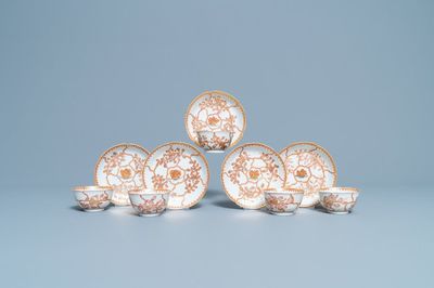 Vijf Chinese ijzerrode en vergulde koppen en schotels, Yongzheng/Qianlong