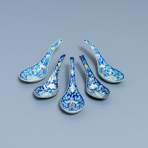 Vijf Chinese lepels met blauwe fondkleur, w.o. een paar Tongzhi merk en periode — foto 1