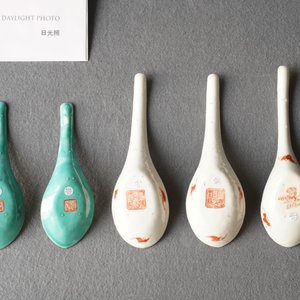Vijf Chinese lepels met blauwe fondkleur, w.o. een paar Tongzhi merk en periode — foto 14