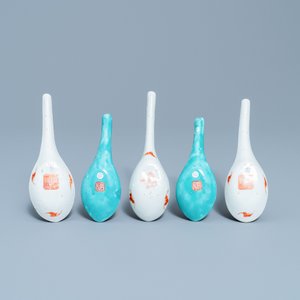 Vijf Chinese lepels met blauwe fondkleur, w.o. een paar Tongzhi merk en periode — foto 3