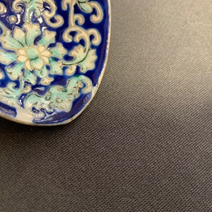 Vijf Chinese lepels met blauwe fondkleur, w.o. een paar Tongzhi merk en periode — foto 7