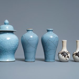 Vijf Chinese monochrome lavendelblauwe en craquelé vazen, 19/20e eeuw — foto 2