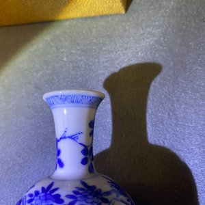 Vijf Chinese overwegend blauw-witte vaasjes, Kangxi — foto 11