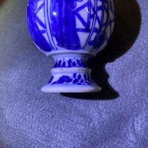 Vijf Chinese overwegend blauw-witte vaasjes, Kangxi — foto 13