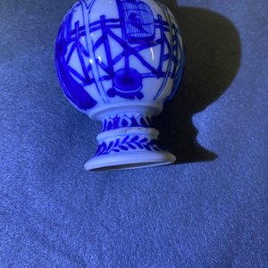 Vijf Chinese overwegend blauw-witte vaasjes, Kangxi — foto 14
