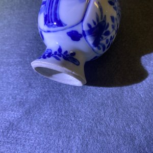 Vijf Chinese overwegend blauw-witte vaasjes, Kangxi — foto 16