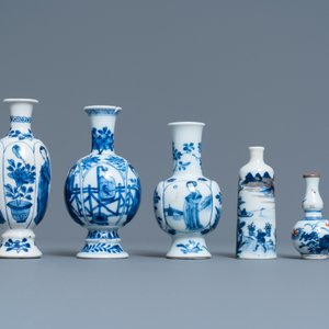 Vijf Chinese overwegend blauw-witte vaasjes, Kangxi — foto 2