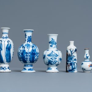 Vijf Chinese overwegend blauw-witte vaasjes, Kangxi — foto 3