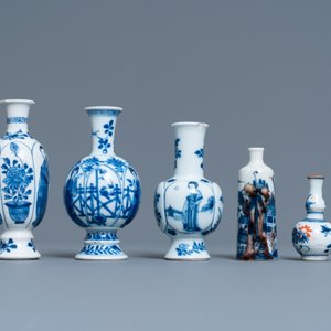 Vijf Chinese overwegend blauw-witte vaasjes, Kangxi — foto 4