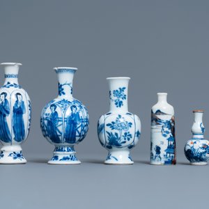 Vijf Chinese overwegend blauw-witte vaasjes, Kangxi — foto 5