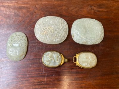 Vijf Chinese riemornamenten in witte jade, Qing — foto 1
