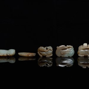 Vijf Chinese snijwerken in celadon en roestkleurige jade, 19e eeuw — foto 2