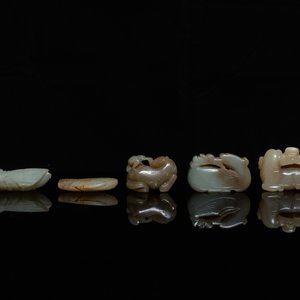 Vijf Chinese snijwerken in celadon en roestkleurige jade, 19e eeuw — foto 4