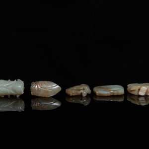 Vijf Chinese snijwerken in celadon en roestkleurige jade, 19e eeuw — foto 6