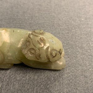 Vijf Chinese snijwerken in celadon en roestkleurige jade, 19e eeuw — foto 14