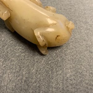 Vijf Chinese snijwerken in celadon en roestkleurige jade, 19e eeuw — foto 21