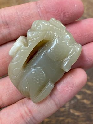 Vijf Chinese snijwerken in celadon en roestkleurige jade, 19e eeuw — foto 18