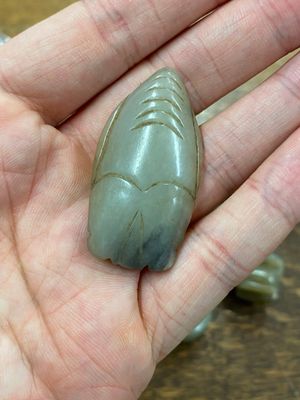 Vijf Chinese snijwerken in celadon en roestkleurige jade, 19e eeuw — foto 2