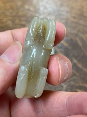 Vijf Chinese snijwerken in celadon en roestkleurige jade, 19e eeuw — foto 21