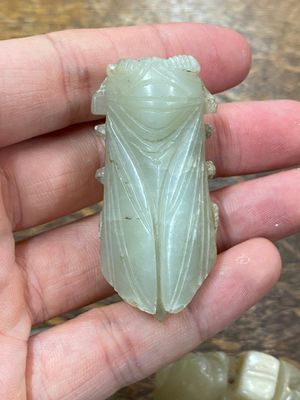 Vijf Chinese snijwerken in celadon en roestkleurige jade, 19e eeuw — foto 22
