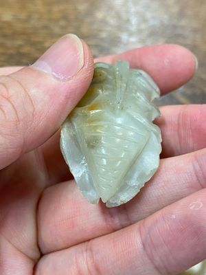 Vijf Chinese snijwerken in celadon en roestkleurige jade, 19e eeuw — foto 24