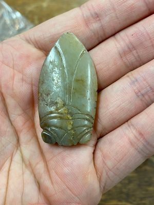 Vijf Chinese snijwerken in celadon en roestkleurige jade, 19e eeuw — foto 3