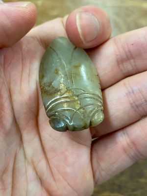 Vijf Chinese snijwerken in celadon en roestkleurige jade, 19e eeuw — foto 4