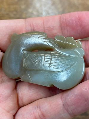Vijf Chinese snijwerken in celadon en roestkleurige jade, 19e eeuw — foto 7