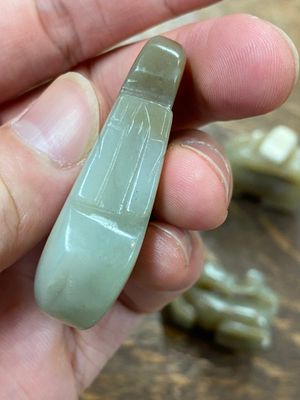 Vijf Chinese snijwerken in celadon en roestkleurige jade, 19e eeuw — foto 10