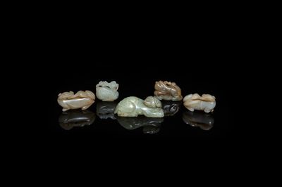 Vijf Chinese snijwerken in celadon en roestkleurige jade, 19e eeuw