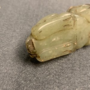 Vijf Chinese snijwerken in celadon en roestkleurige jade, 19e eeuw — foto 12