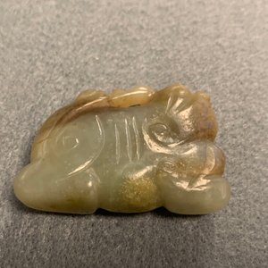 Vijf Chinese snijwerken in celadon en roestkleurige jade, 19e eeuw — foto 15