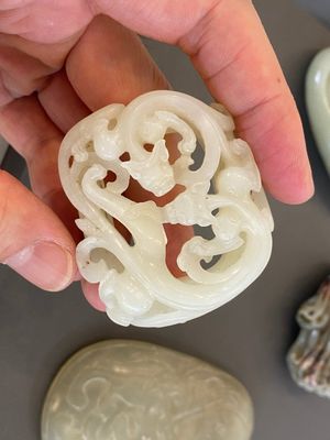 Vijf Chinese snijwerken in celadon en witte jade, 19/20e eeuw — foto 2