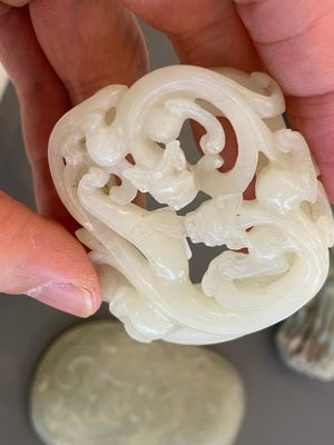 Vijf Chinese snijwerken in celadon en witte jade, 19/20e eeuw — foto 4