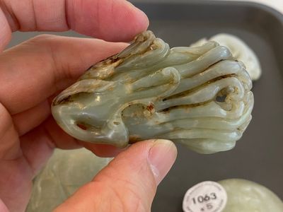 Vijf Chinese snijwerken in celadon en witte jade, 19/20e eeuw — foto 5