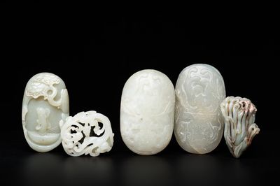 Vijf Chinese snijwerken in celadon en witte jade, 19/20e eeuw
