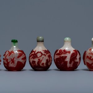 Vijf Chinese snuifflessen in meerlagig rood en snowflake glas, 18/20e eeuw — foto 1