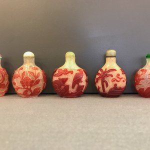 Vijf Chinese snuifflessen in meerlagig rood en snowflake glas, 18/20e eeuw — foto 17