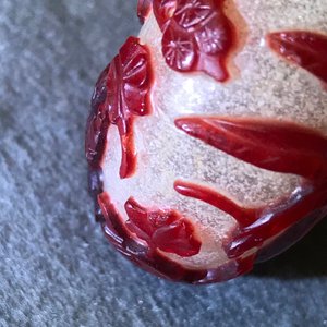 Vijf Chinese snuifflessen in meerlagig rood en snowflake glas, 18/20e eeuw — foto 12