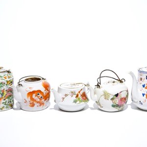 Vijf Chinese theepotten in famille rose, ijzerrood en qianjiang cai, 19/20e eeuw — foto 1
