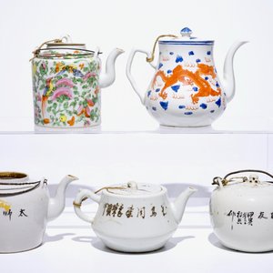 Vijf Chinese theepotten in famille rose, ijzerrood en qianjiang cai, 19/20e eeuw — foto 4