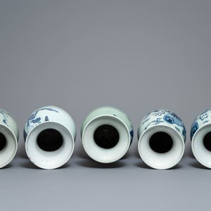 Vijf Chinese vazen met blauw-wit decor op celadon fondkleur, 19e eeuw — foto 5