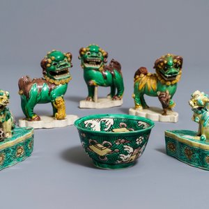 Vijf Chinese verte biscuit modellen van boeddhistische leeuwen en een kommetje, Kangxi — foto 1