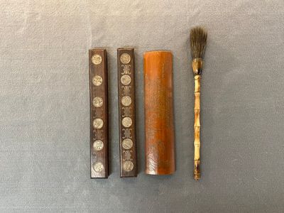 Vijf Chinese voorwerpen voor een geleerde in bamboe, been, ingelegd hout en zeepsteen, 19/20e eeuw — foto 1