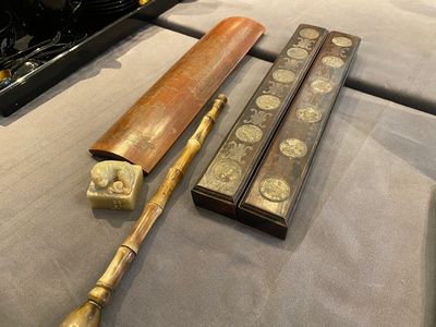 Vijf Chinese voorwerpen voor een geleerde in bamboe, been, ingelegd hout en zeepsteen, 19/20e eeuw — foto 7