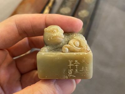 Vijf Chinese voorwerpen voor een geleerde in bamboe, been, ingelegd hout en zeepsteen, 19/20e eeuw — foto 8